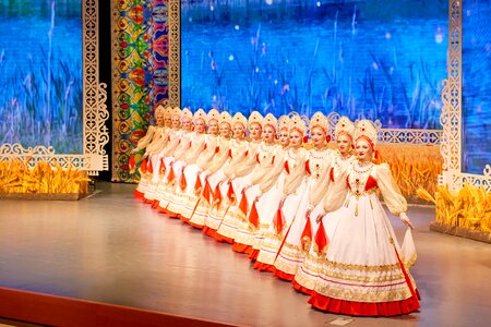 Russian costume kokoshnik dancers photo