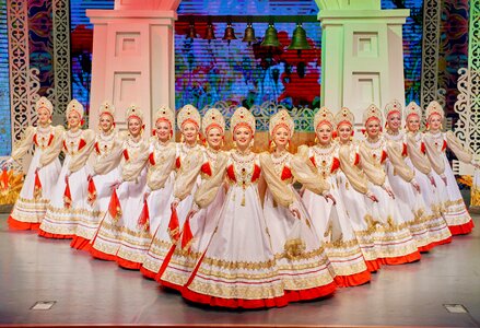 Russian costume kokoshnik dancers