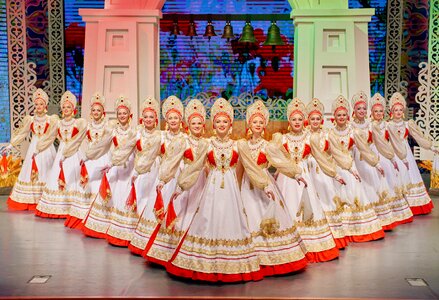 Russian costume kokoshnik dancers photo