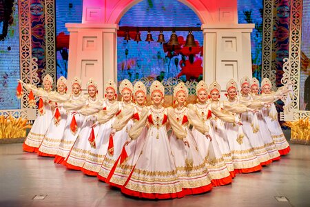 Russian costume kokoshnik dancers photo