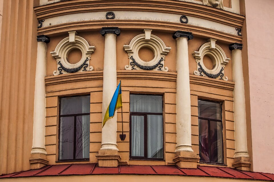 Building the façade of the old