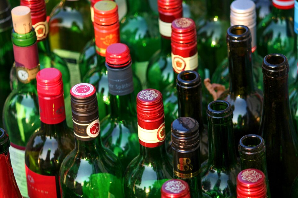 Empties garbage glass