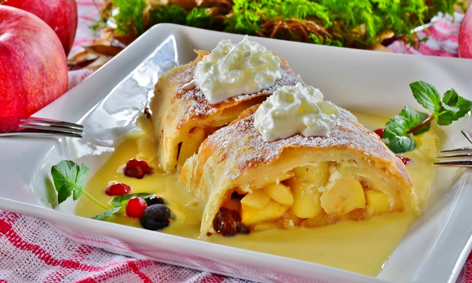 Fruit cream dessert