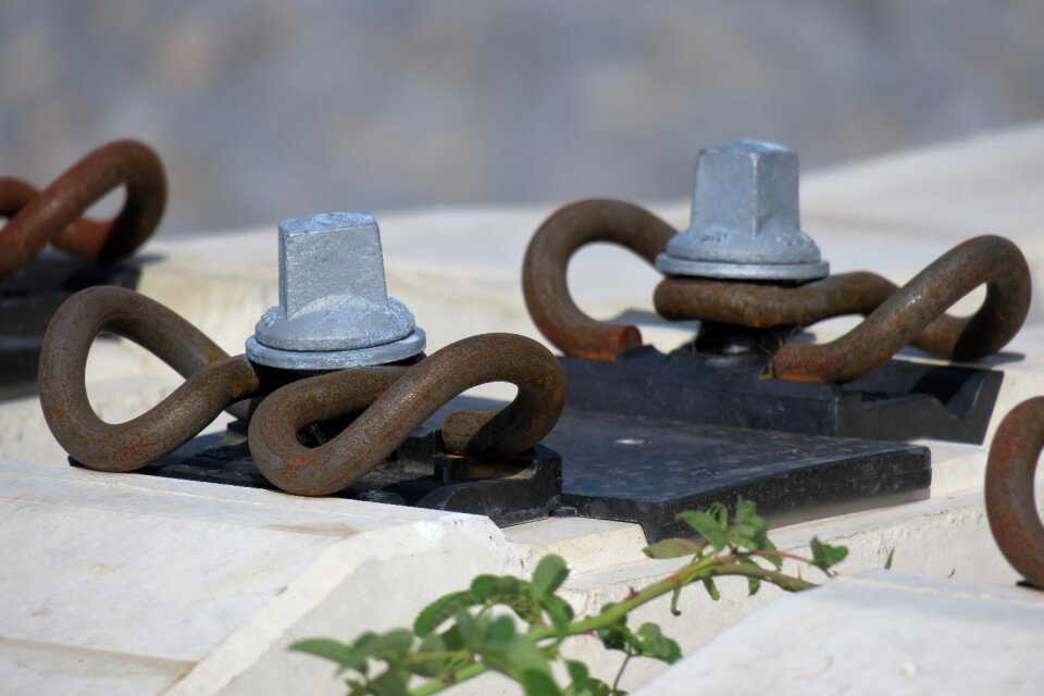 Mount railway screw