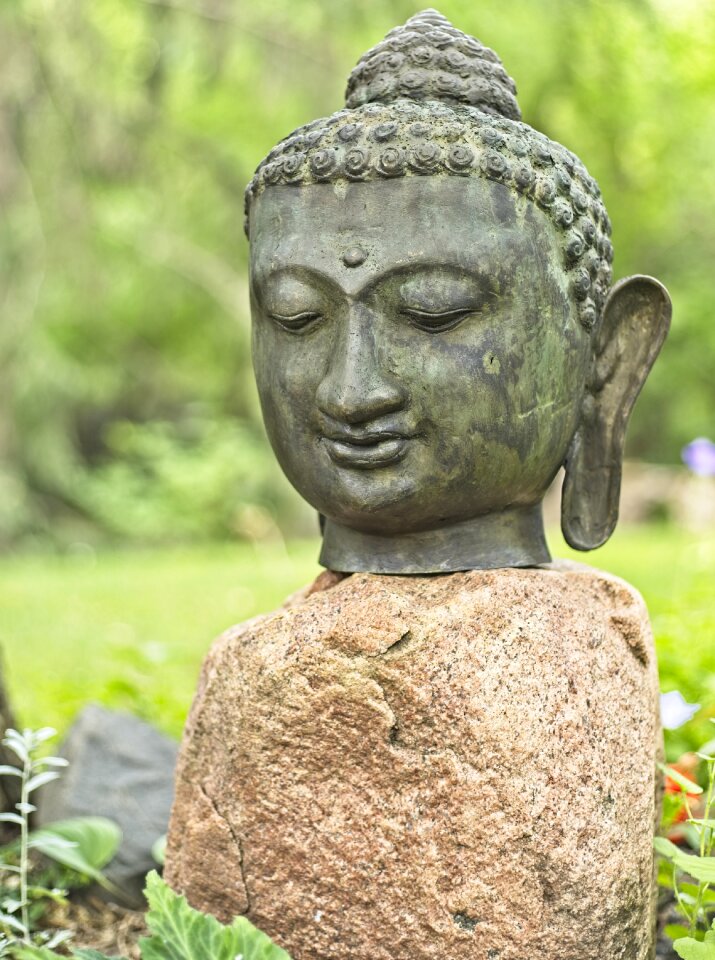 Face garden sculpture