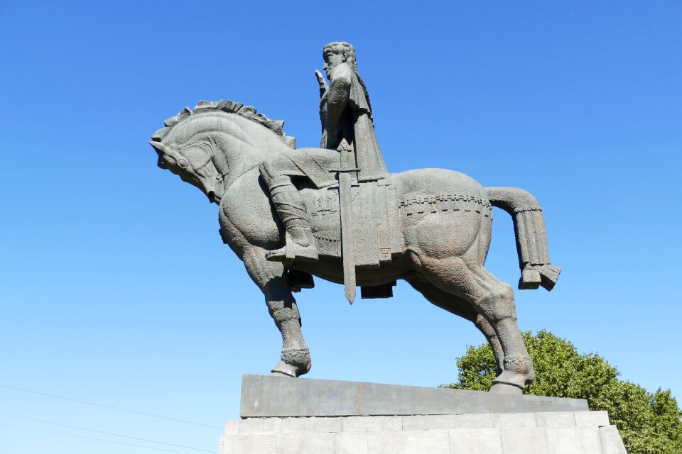 Monument reiter still image