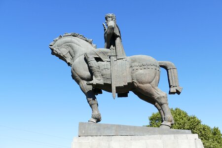 Monument reiter still image
