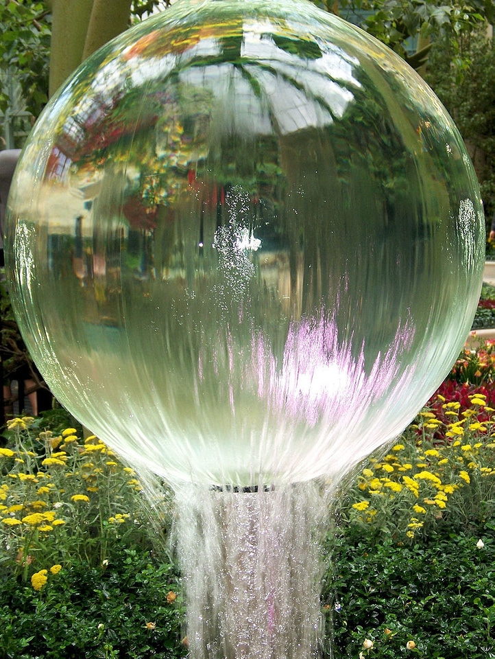 Fountain water globe