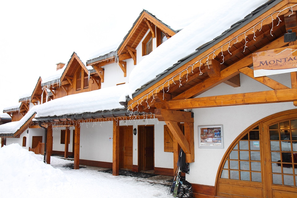 Alpine building cabin