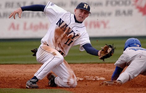 Sliding tagging glove