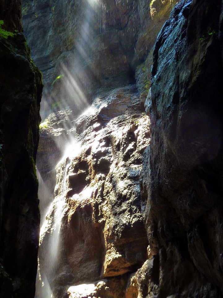 Canyon sun beams rocks
