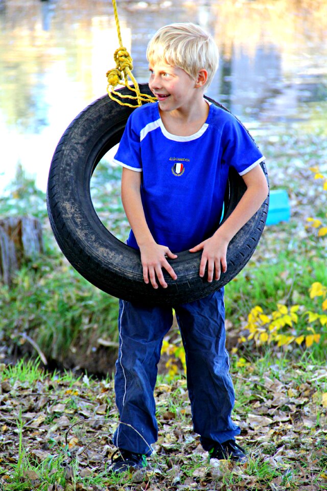 Smiling swinging tire swing