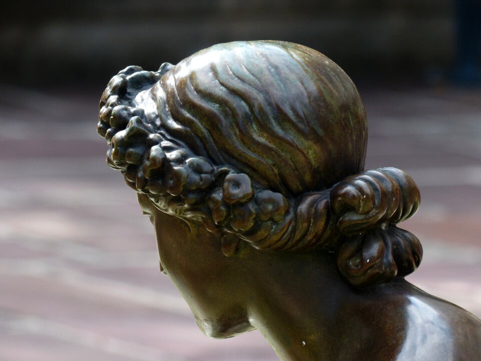 Statue bronze girl