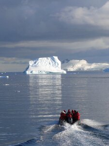 Zodiacfahrt iceberg dinghy photo