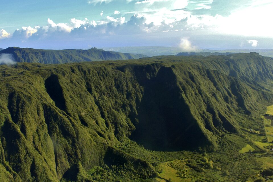 Meeting mountains green