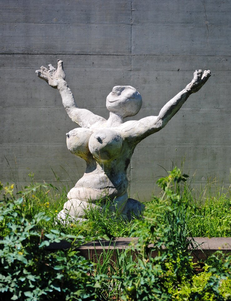 Sculpture cement grey