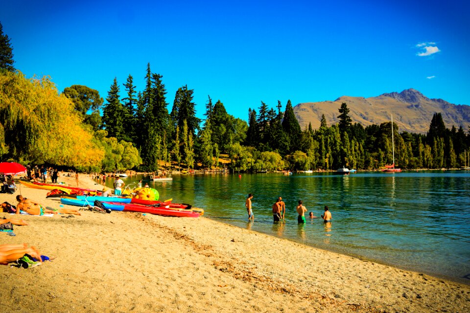 Lake outside mountains