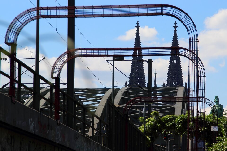 Dom contrast building