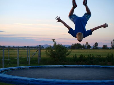 Boy salto bounce photo