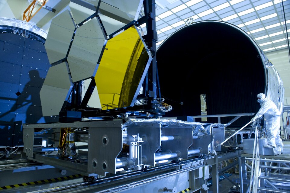 Gold mirrors space telescope