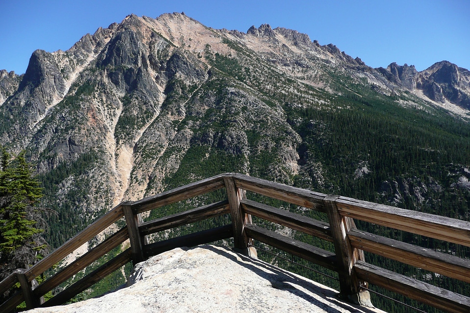 Fence mountain cascades