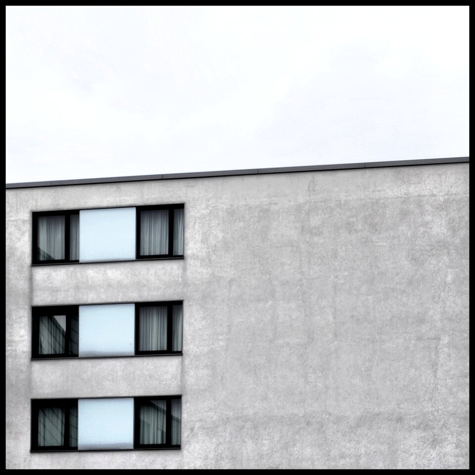 Hauswand abstract window