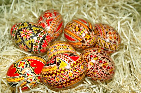 Easter eggs painted œufs straw