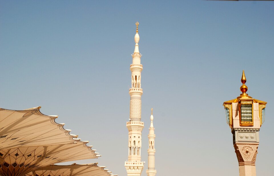 Mina buildings mecca statue
