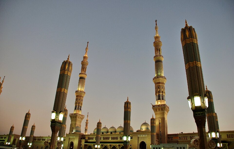 Mina buildings mecca statue