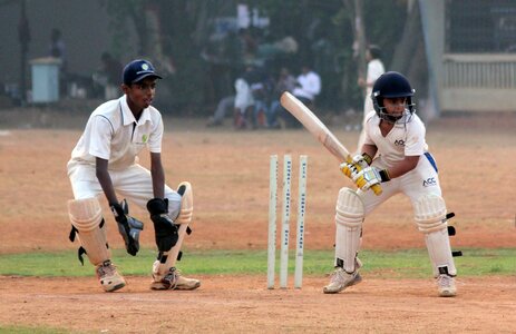 Close stumps bat
