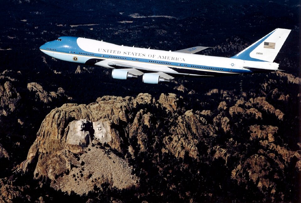 Usa president jet mount rushmore