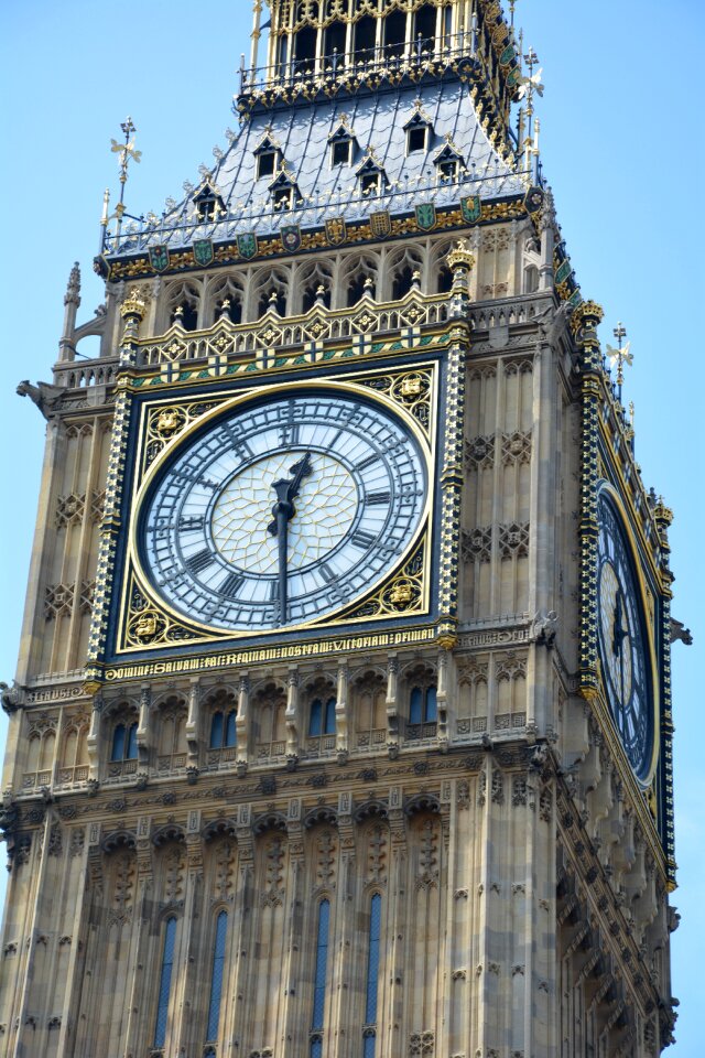 Clock time indicating london