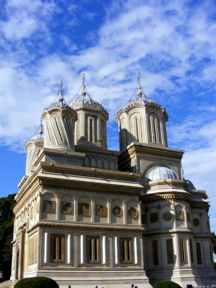 Building cathedral sky