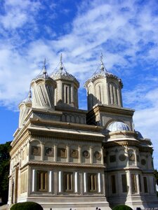 Building cathedral sky