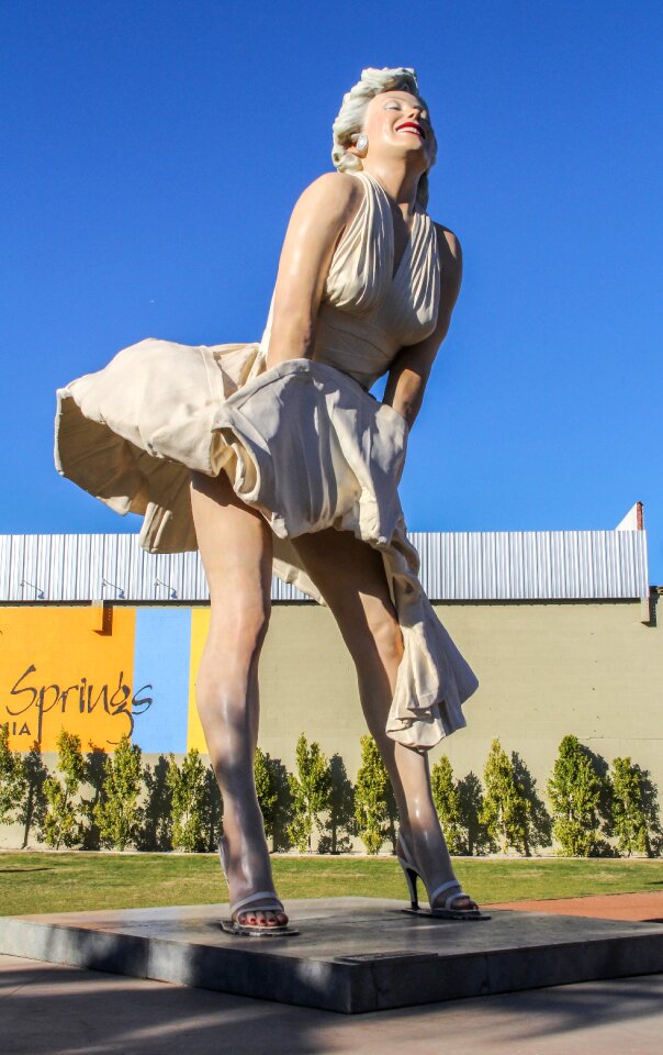 Statue model glamour