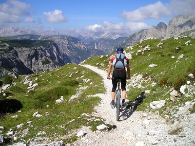 Cyclists singletrail man photo