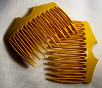 Plastic accessory comb
