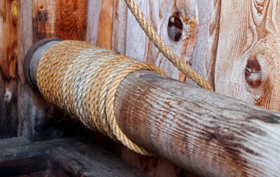 Twisted ropes knitting wood