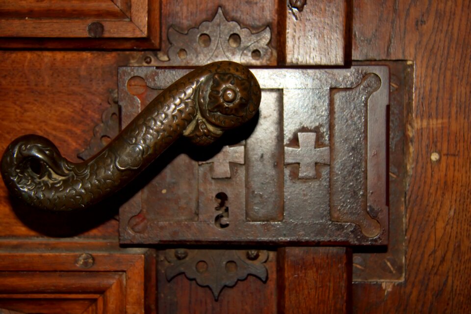 Door handle catholic handle