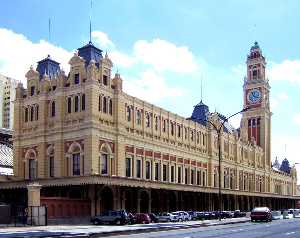 Travel railroad building