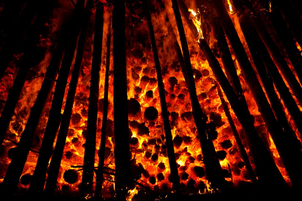 Burn holzstapel glow oven
