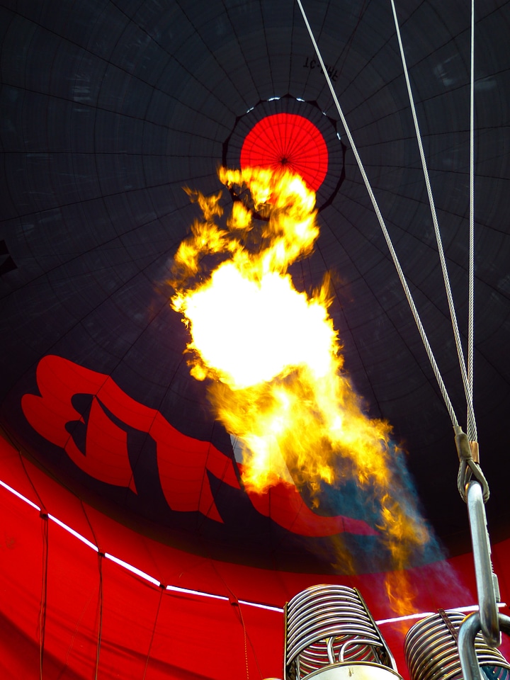 Burner captive balloon fire