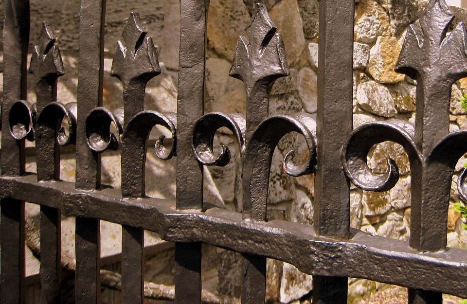 Metal fence design