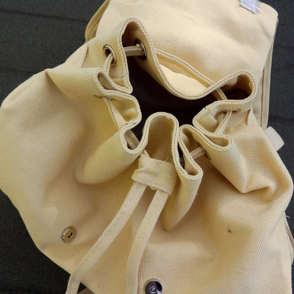 A gym bag closing bag