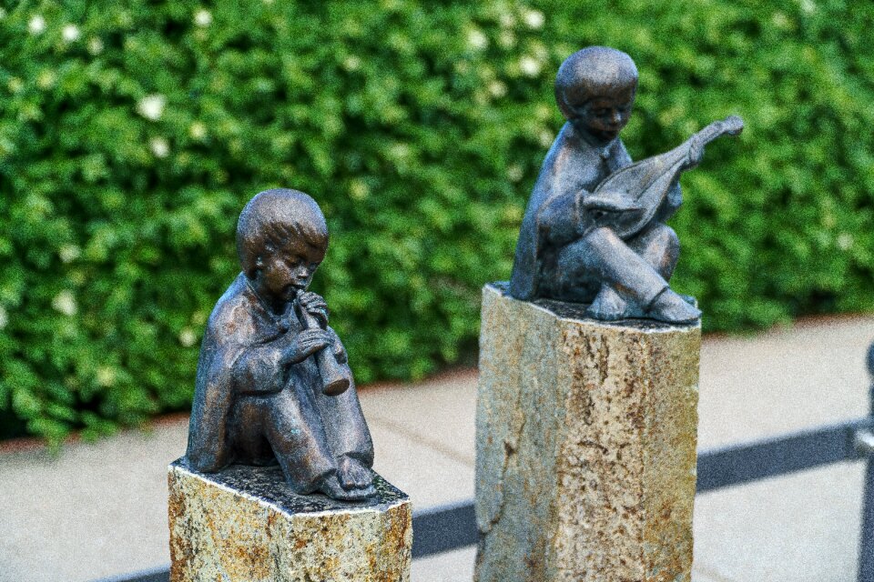 Lute player promenade baltic sea
