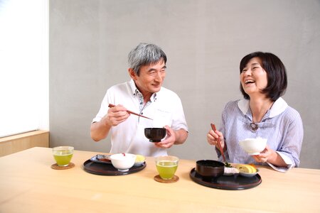 Old couple eating breakfast