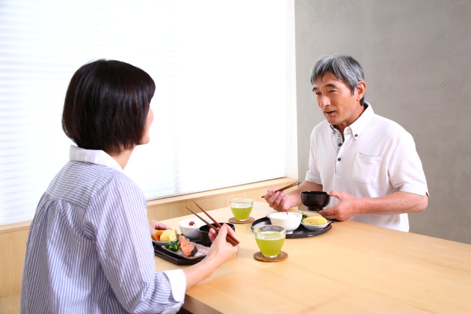 Old couple eating breakfast