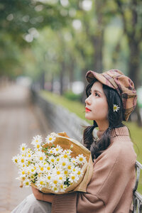 Woman girl portrait daisy photo