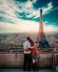 Couple paris eiffel tower