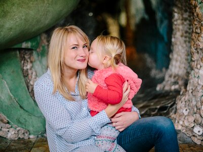 Mother dauthter kiss
